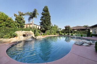 2510 Tiverton Dr in Bakersfield, CA - Building Photo - Building Photo