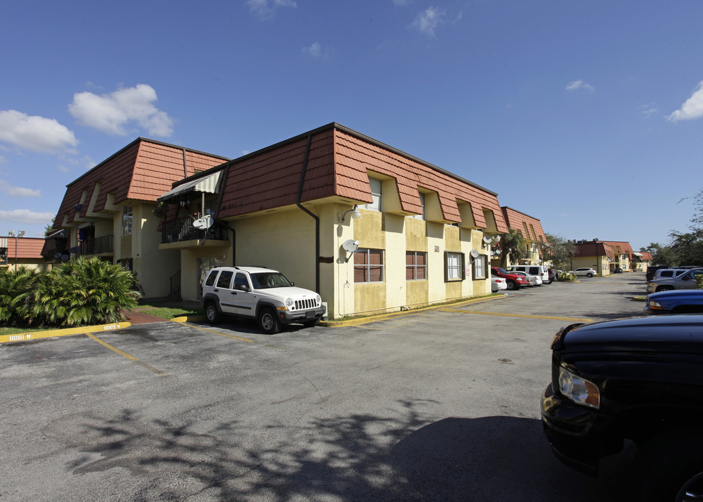 Town Lakes Apartments in Hialeah, FL - Building Photo