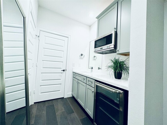 2717 Clinton Dr in Houston, TX - Building Photo - Building Photo