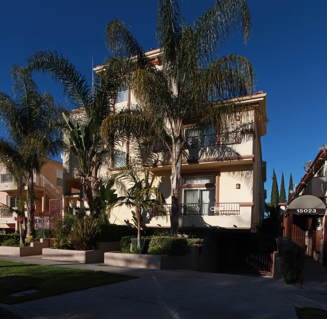 15027 Dickens St in Sherman Oaks, CA - Foto de edificio - Building Photo