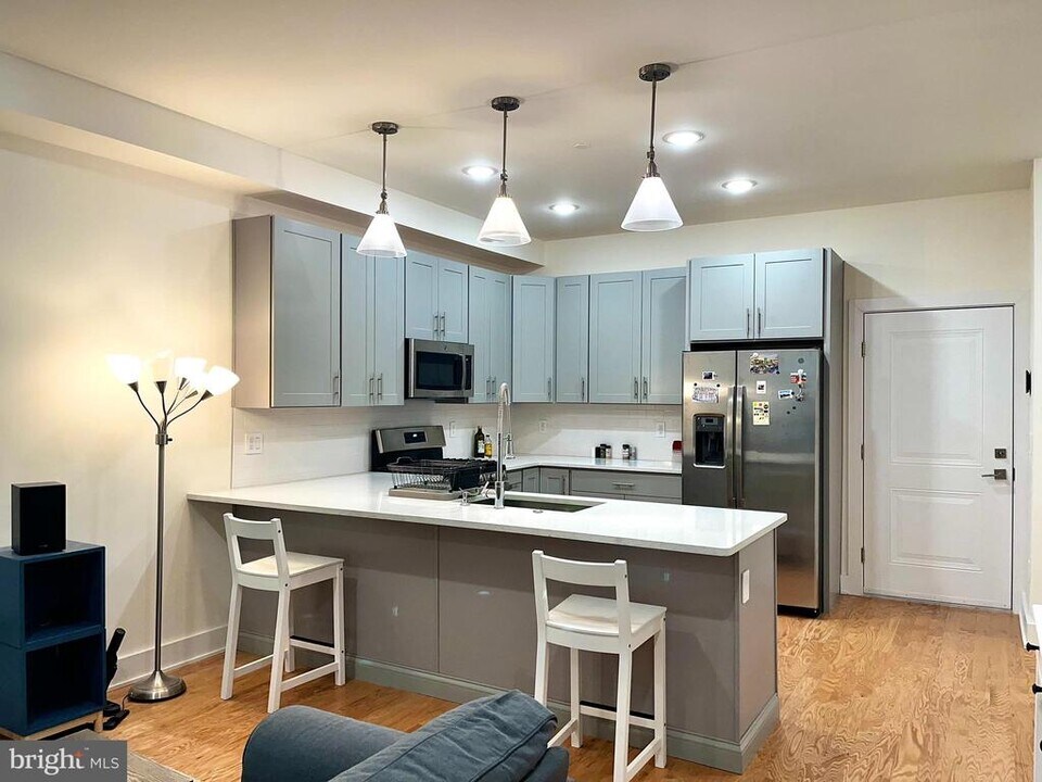 512 W Montgomery Ave in Philadelphia, PA - Building Photo