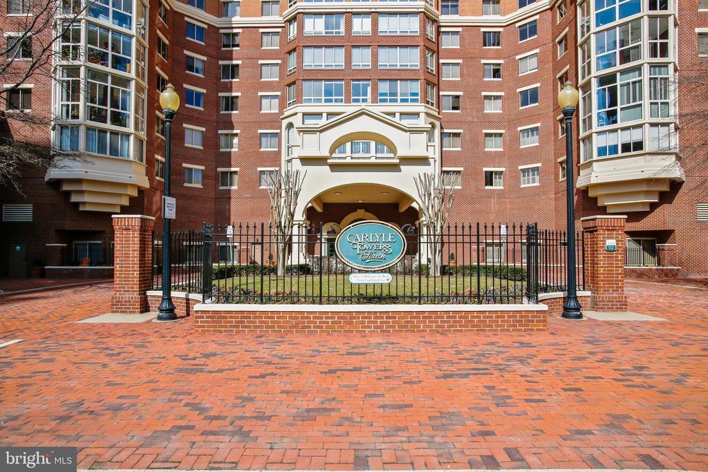 2151 Jamieson Ave in Alexandria, VA - Building Photo