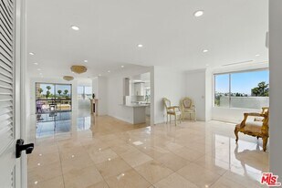 321 N Oakhurst Dr in Beverly Hills, CA - Building Photo