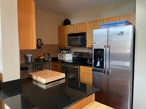 52 Lawrence Dr, Unit 515 in Lowell, MA - Foto de edificio - Building Photo