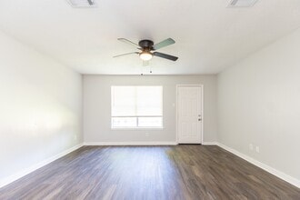 4903 Redfish Reef Dr in Bacliff, TX - Foto de edificio - Building Photo