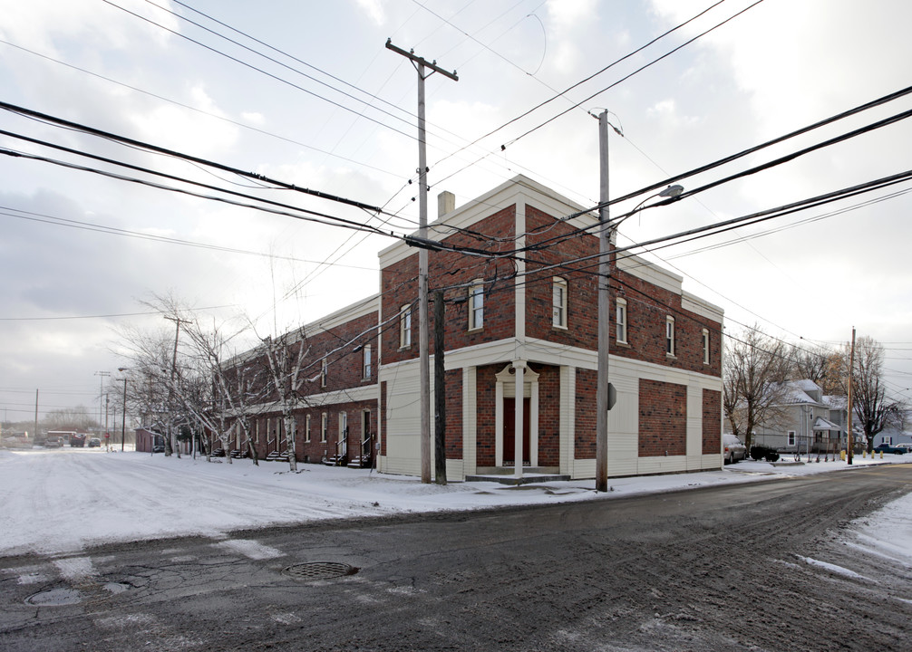 878 W Tuscarawas Ave in Barberton, OH - Building Photo