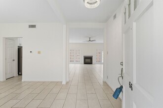 600 Wilcrest Dr in Houston, TX - Building Photo - Building Photo