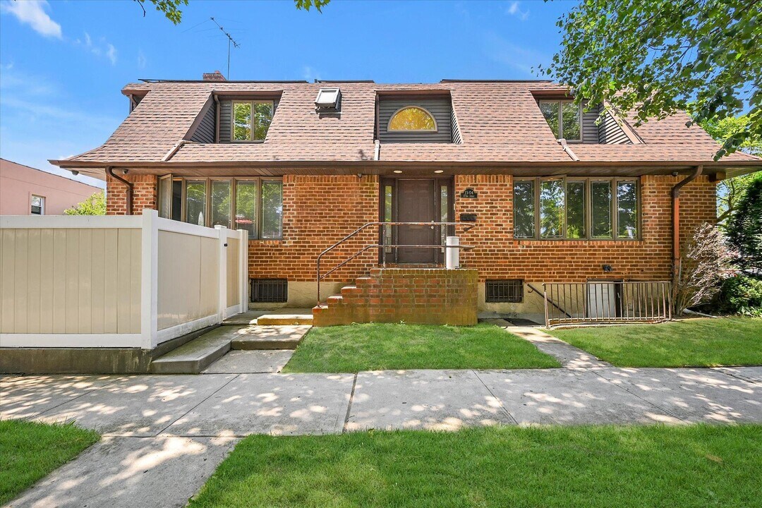 73-04 173rd St in Queens, NY - Building Photo