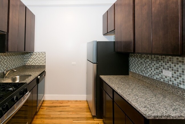 4828 N Damen Ave, Unit J02W in Chicago, IL - Foto de edificio - Building Photo