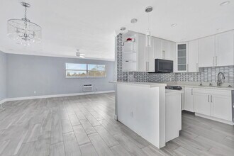 810 Lake Shore Dr in West Palm Beach, FL - Building Photo - Building Photo