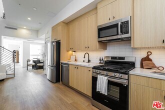 611 N Virgil Ave in Los Angeles, CA - Building Photo - Building Photo