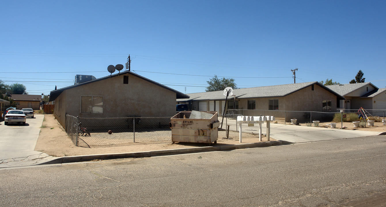 16410-16414 Smoke Tree St in Hesperia, CA - Foto de edificio