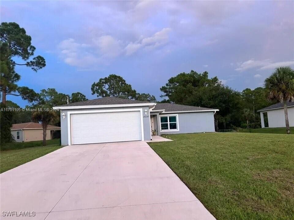 5038 Tradewinds Cir in La Belle, FL - Building Photo