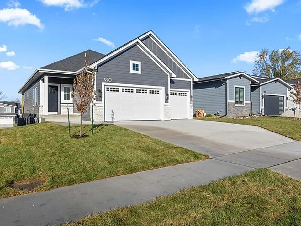 920 Roosevelt St in Polk City, IA - Building Photo