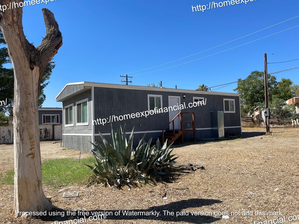 52100 Esperanza Ave in Cabazon, CA - Foto de edificio