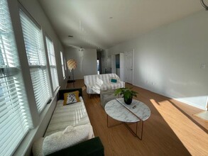 6410 Beach Front Rd in Queens, NY - Foto de edificio - Building Photo
