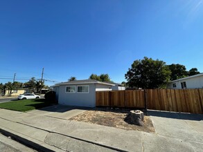 658 Carpino Ave in Pittsburg, CA - Foto de edificio - Building Photo