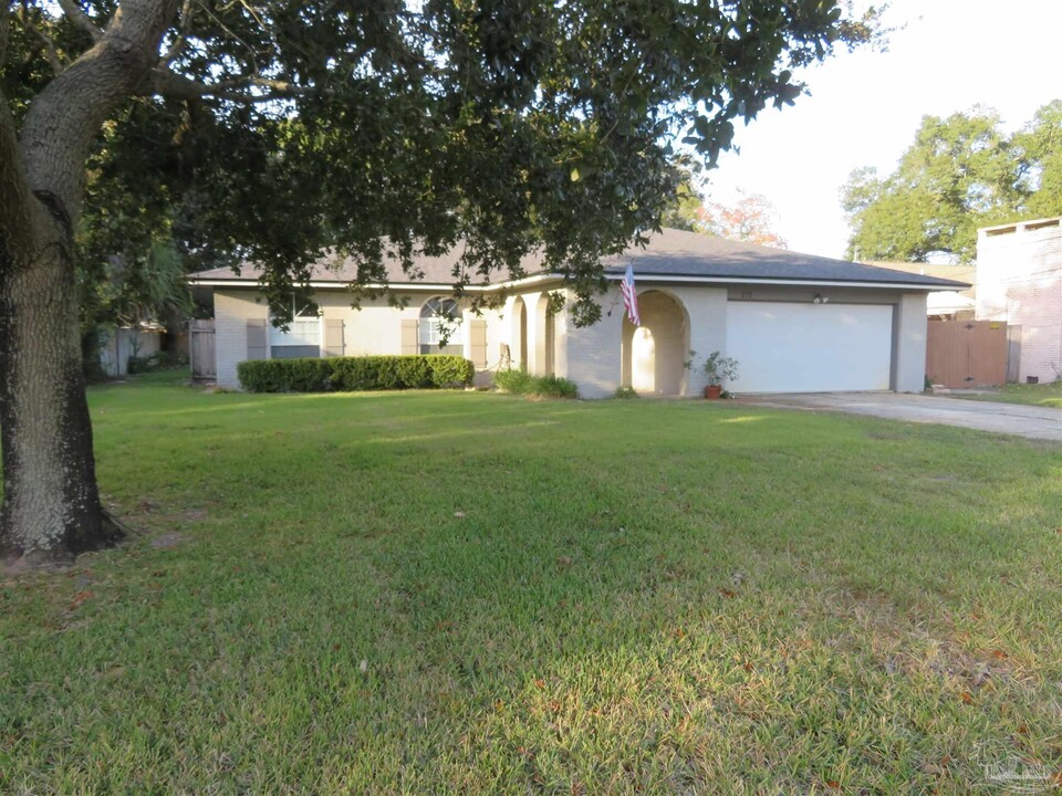 210 Norwich Dr in Gulf Breeze, FL - Building Photo