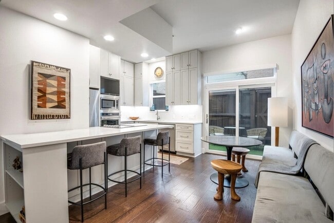 3940 Buena Vista St, Unit 302C in Dallas, TX - Building Photo - Building Photo