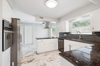 7822 Braesview Ln in Houston, TX - Building Photo - Building Photo
