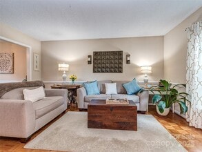 8715 Parkchester Dr in Charlotte, NC - Foto de edificio - Building Photo