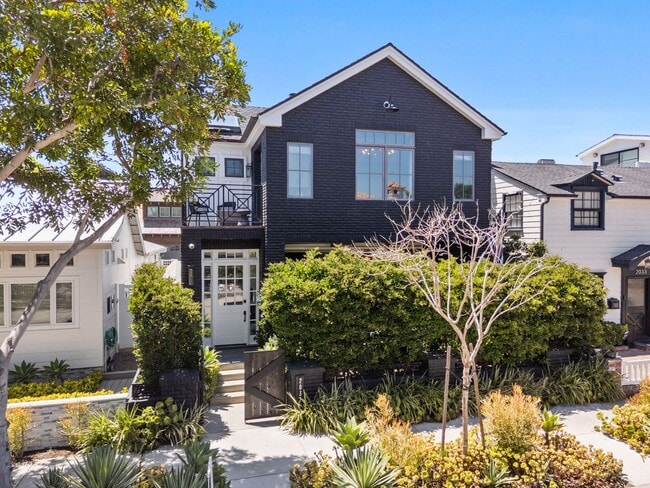 2037 E Ocean Blvd in Newport Beach, CA - Building Photo - Building Photo