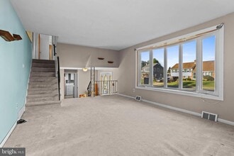 18 Cobblestone Ln in Aston, PA - Building Photo - Building Photo