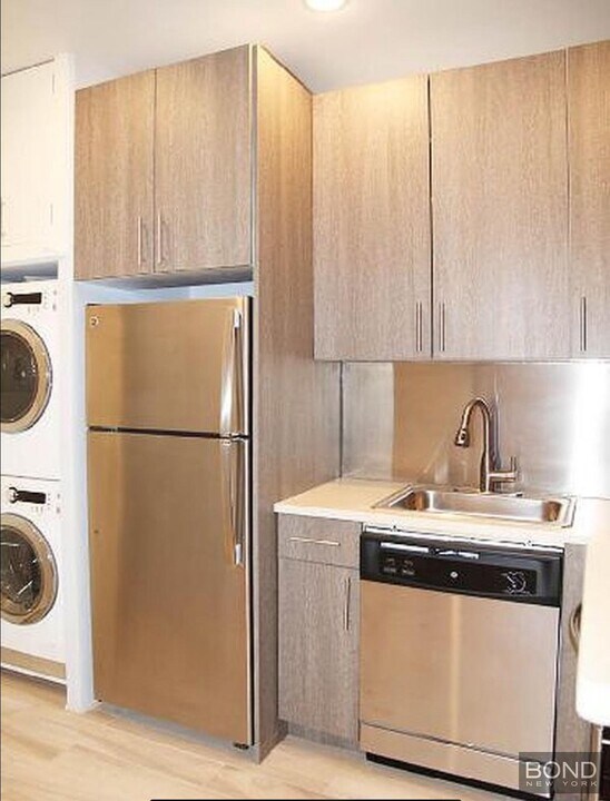 349 E 52nd St in New York, NY - Building Photo