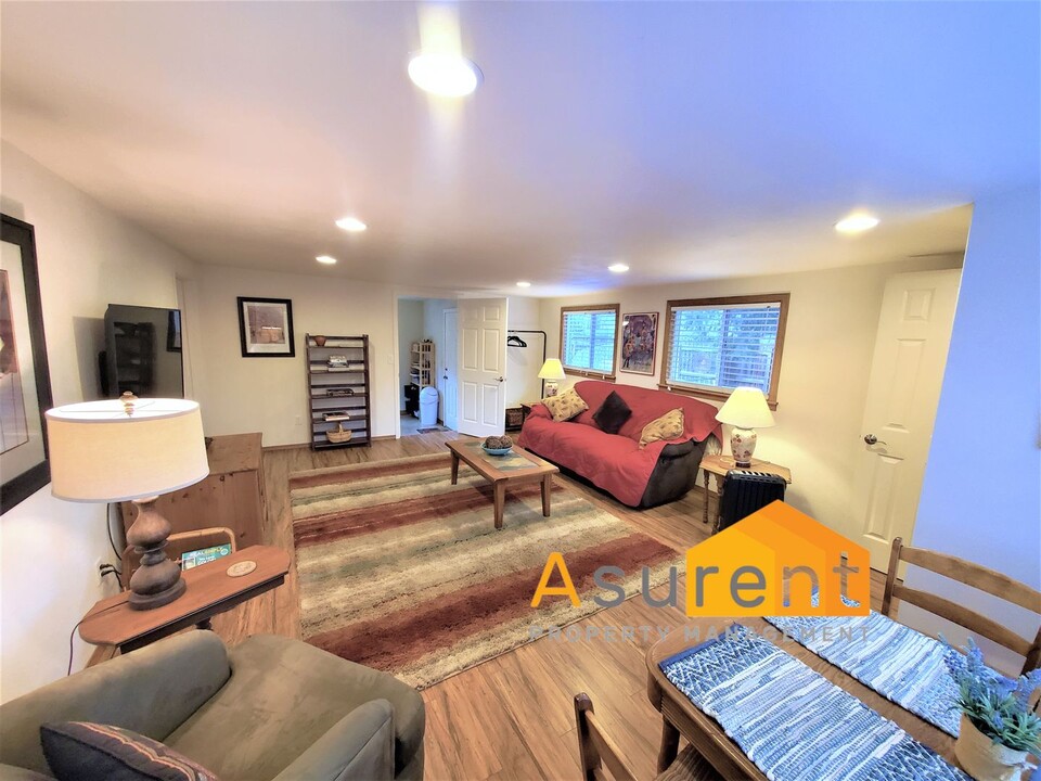 1638 Jasmine Ave-Unit -Cottage in Medford, OR - Building Photo