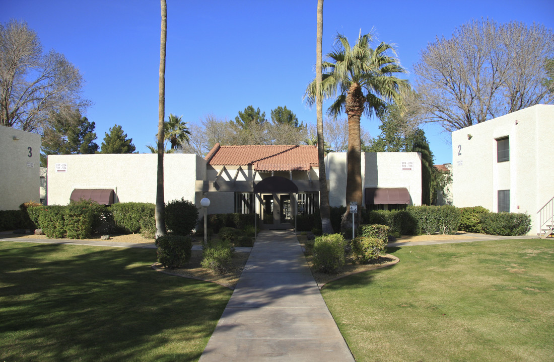 Saddletree Apartments in Scottsdale, AZ - Building Photo