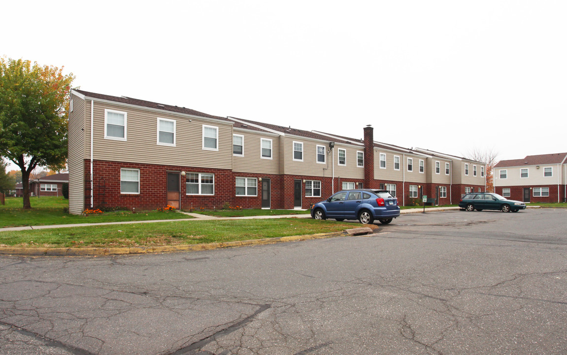 Freshwater Pond in Enfield, CT - Foto de edificio