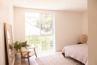 1405 Hudson Ave in Los Angeles, CA - Building Photo - Interior Photo