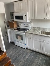 893 Penn St, Unit Apt B in Bryn Mawr, PA - Building Photo - Building Photo