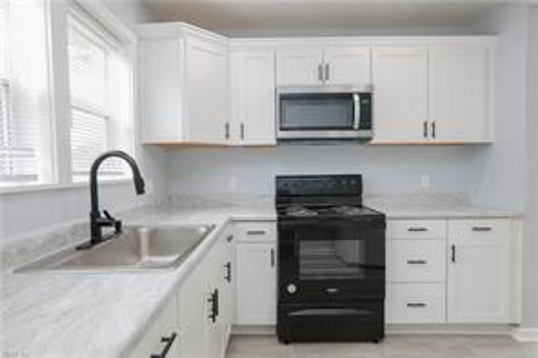 26 Gillis Rd in Portsmouth, VA - Building Photo