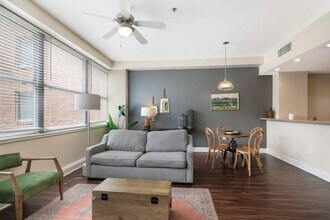 925 Common St in New Orleans, LA - Building Photo - Building Photo