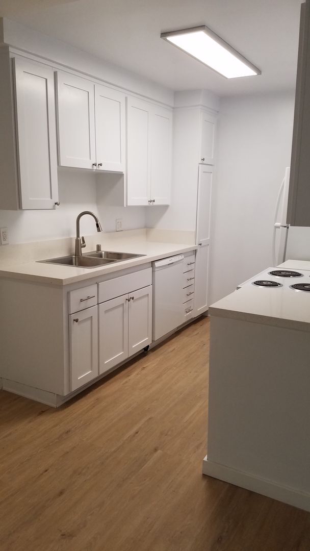 Jewel box in the heart of Brentwood in Los Angeles, CA - Building Photo - Building Photo