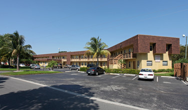 Avondale Gardens in Pompano Beach, FL - Foto de edificio - Building Photo