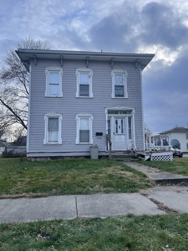 708 W Chestnut St in Mount Vernon, OH - Building Photo - Building Photo