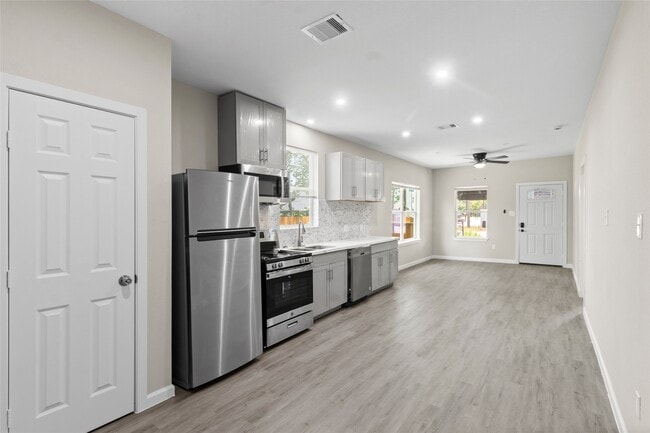 8402 Bassett St in Houston, TX - Building Photo - Building Photo