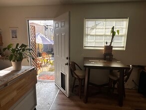 6704 Nagle Ave, Unit 1 in Van Nuys, CA - Foto de edificio - Building Photo