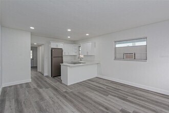 11065 2nd St E in Treasure Island, FL - Foto de edificio - Building Photo