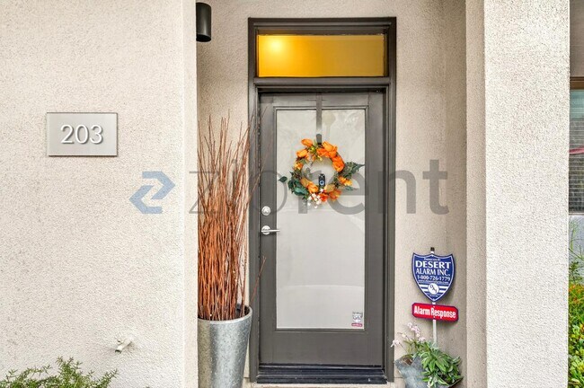 1010 E Palm Canyon Dr in Palm Springs, CA - Foto de edificio - Building Photo