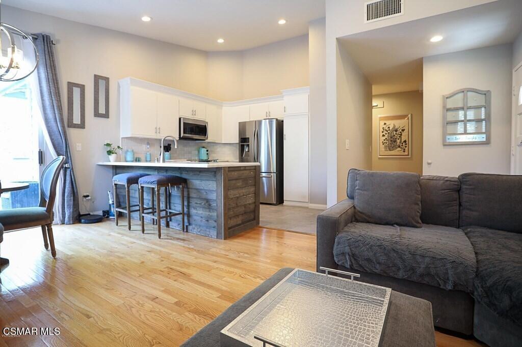 2438 Pleasant Way in Thousand Oaks, CA - Building Photo