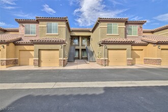 6868 Sky Pointe Dr in Las Vegas, NV - Building Photo - Building Photo