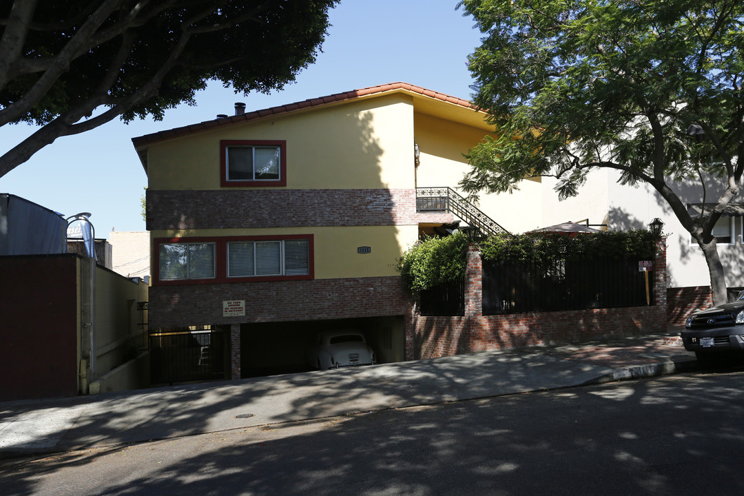 1111 N Flores St in West Hollywood, CA - Building Photo