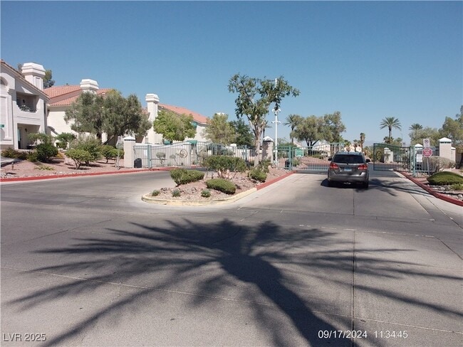 7904 Fossil Creek Ln in Las Vegas, NV - Building Photo - Building Photo