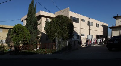 740 N Hill Pl in Los Angeles, CA - Foto de edificio - Building Photo