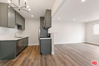 2401 S Sycamore Ave in Los Angeles, CA - Building Photo - Building Photo