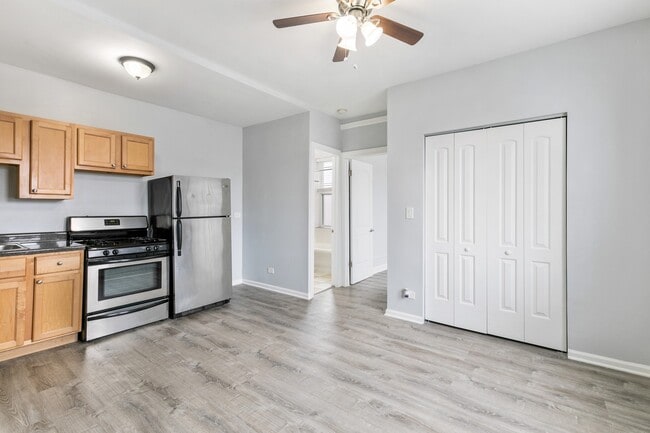 property at 5860 N Kenmore Ave
