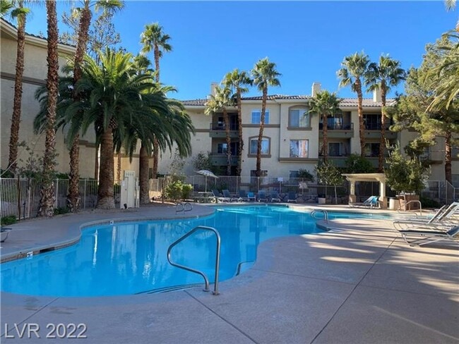 7131 S Durango Dr in Las Vegas, NV - Building Photo - Building Photo